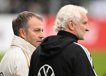 Bundestrainer Hansi Flick (l) und DFB-Sportdirektor Rudi Völler schauen sich das Training des DFB-Teams an. Bundestrainer Hansi Flick (l) und DFB-Sportdirektor Rudi Völler schauen sich das Training des DFB-Teams an.