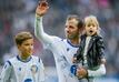 Rafael van der Vaart mit seinen Kindern Damian (l) und Jeslyn 2019 bei seinem Abschiedsspiel.