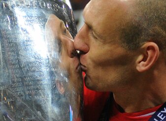 Bayerns Arjen Robben küsst die Champions-League-Trophäe nach dem Wembley-Triumph 2013. Bayerns Arjen Robben küsst die Champions-League-Trophäe nach dem Wembley-Triumph 2013.