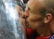 Bayerns Arjen Robben küsst die Champions-League-Trophäe nach dem Wembley-Triumph 2013.