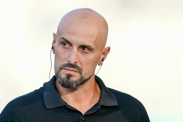 Deutschlands Trainer Antonio di Salvo steht im Stadion.