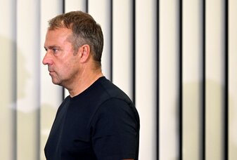 Bundestrainer Hansi Flick kommt nach dem Spiel zur Pressekonferenz. Bundestrainer Hansi Flick kommt nach dem Spiel zur Pressekonferenz.