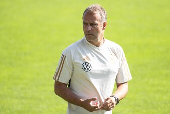 Bundestrainer Hansi Flick beim öffentlichen Regenerationstraining am Tag nach der Niederlage gegen Japan. Bundestrainer Hansi Flick beim öffentlichen Regenerationstraining am Tag nach der Niederlage gegen Japan.