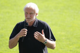 Rudi Völler springt als Interims-Teamchef der Fußball-Nationalmannschaft ein. Rudi Völler springt als Interims-Teamchef der Fußball-Nationalmannschaft ein.