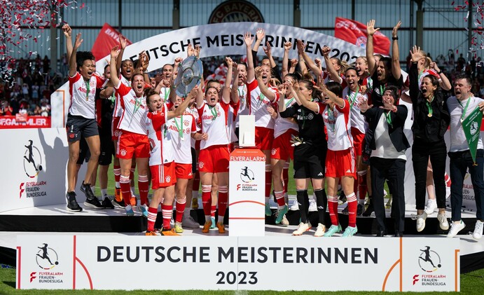 Die Spielerinnen von München jubeln nach dem Spiel mit der Meisterschale. Nun startet die Frauen-Bundesliga in die neue Saison.