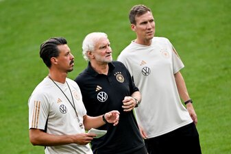 Rudi Völler (M), Sandro Wagner (l) und Hannes Wolf werden das DFB-Team gegen Frankreich betreuen. Rudi Völler (M), Sandro Wagner (l) und Hannes Wolf werden das DFB-Team gegen Frankreich betreuen.