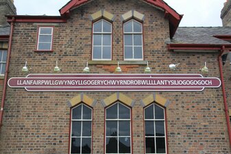 Der Ortsname Llanfairpwllgwyngyllgogerychwyrndrobwllllantysiliogogogoch entstand im 19. Jahrhundert als Marketing-Gag. Der Ortsname Llanfairpwllgwyngyllgogerychwyrndrobwllllantysiliogogogoch entstand im 19. Jahrhundert als Marketing-Gag.