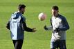 Vor dem Bundesliga-Spitzenspiel zwischen Bayern München und Bayer Leverkusen lobt Florian Wirtz (r) seinen Trainer Xabi Alonso.