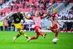 Dortmunds Donyell Malen (l) sorgte mit seinem Tor für den zwischenzeitlichen 2:2-Ausgleich des BVB in Freiburg.