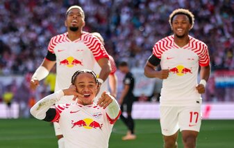 Leipzigs Benjamin Henrichs (l-r), Xavi Simons und Lois Openda jubeln nach dem Tor zum 1:0 von Simons. Leipzigs Benjamin Henrichs (l-r), Xavi Simons und Lois Openda jubeln nach dem Tor zum 1:0 von Simons.