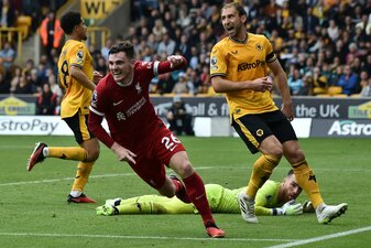 Liverpool-Verteidiger Andrew Robertson (vorne l) bejubelt seinen Treffer zum 2:1. Liverpool-Verteidiger Andrew Robertson (vorne l) bejubelt seinen Treffer zum 2:1.