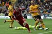 Liverpool-Verteidiger Andrew Robertson (vorne l) bejubelt seinen Treffer zum 2:1.