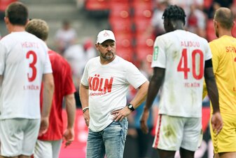 Kölns Trainer Steffen Baumgart steht nach dem Spiel auf dem Platz. Kölns Trainer Steffen Baumgart steht nach dem Spiel auf dem Platz.