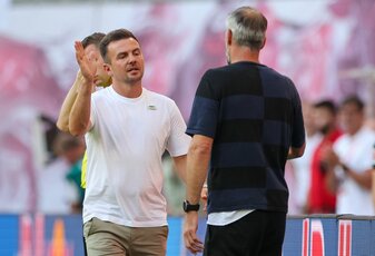 Augsburgs Trainer Enrico Maaßen (l) und Leipzigs Trainer Marco Rose klatschen nach dem Spiel ab. Augsburgs Trainer Enrico Maaßen (l) und Leipzigs Trainer Marco Rose klatschen nach dem Spiel ab.