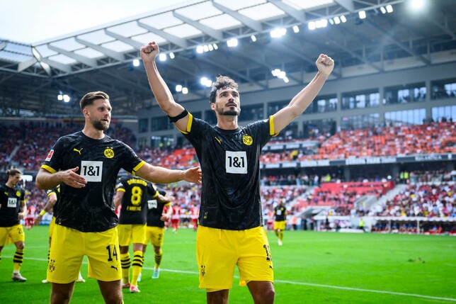 Dortmunds Mats Hummels (r) jubelt nach seinem Tor zum 4:2.