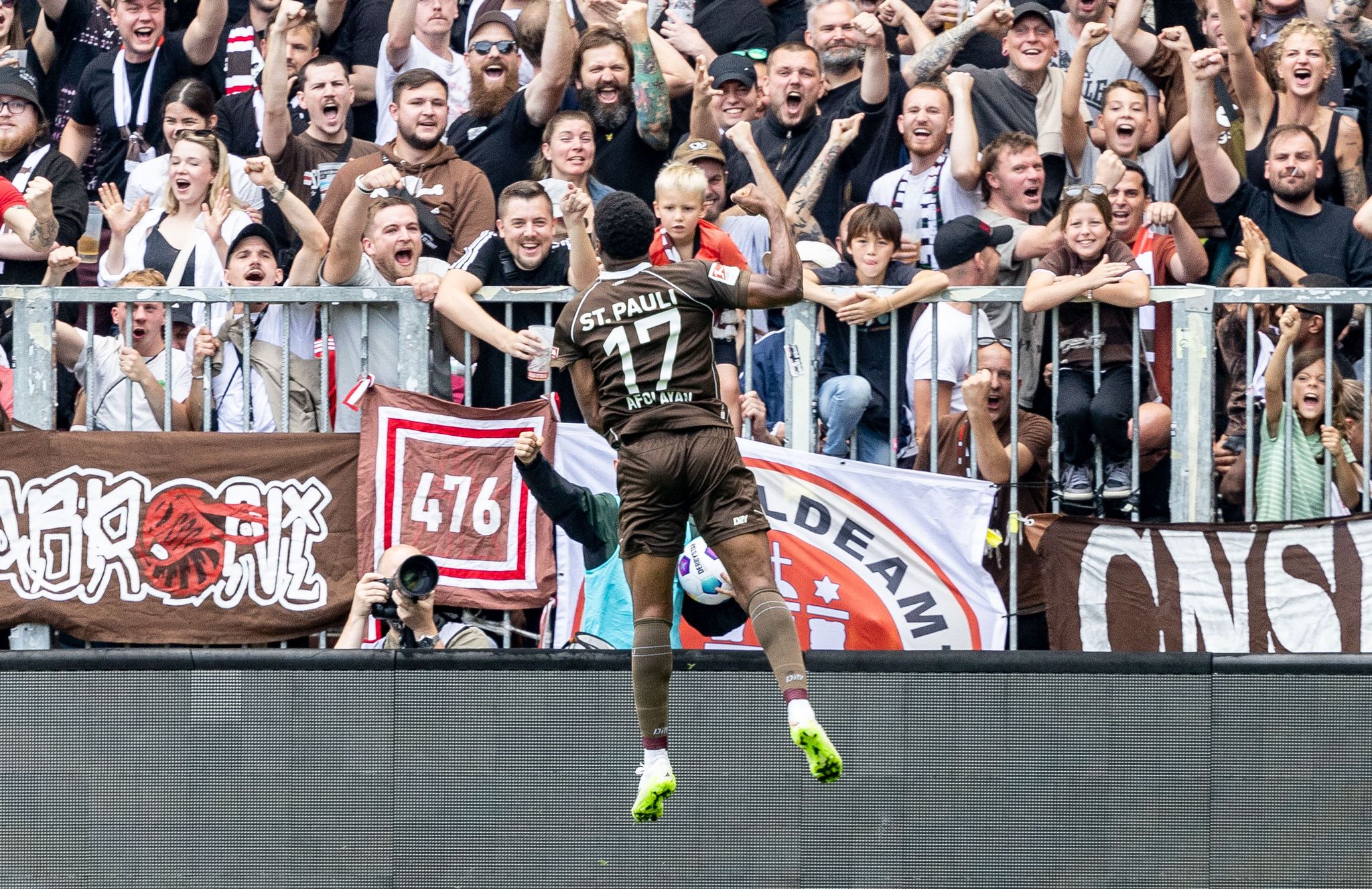 Sankt Paulis Oladapo Afolayan schießt noch vor der Halbzeit das 3:0 gegen Holstein Kiel.