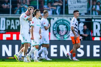 Unzufriedenheit bei Werder Bremen nach Spielende. Unzufriedenheit bei Werder Bremen nach Spielende.
