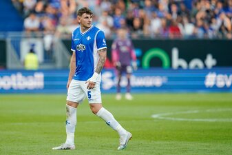 Darmstadts Matej Maglica verlässt nach seiner roten Karte das Spielfeld. Darmstadts Matej Maglica verlässt nach seiner roten Karte das Spielfeld.
