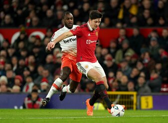 Man Uniteds Harry Maguire (r) fällt gegen den FC Bayern aus. Man Uniteds Harry Maguire (r) fällt gegen den FC Bayern aus.