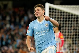 Julian Alvarez jubelt nach seinem Treffer für Manchester City. Julian Alvarez jubelt nach seinem Treffer für Manchester City.