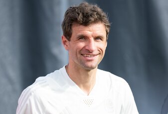 Thomas Müller sitzt gegen Manchester United vorerst auf der Bayern-Bank. Thomas Müller sitzt gegen Manchester United vorerst auf der Bayern-Bank.