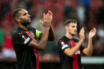 Leverkusens Jonathan Tah bedankt sich nach der Partie bei den Fans. Leverkusens Jonathan Tah bedankt sich nach der Partie bei den Fans.