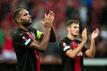 Leverkusens Jonathan Tah bedankt sich nach der Partie bei den Fans.