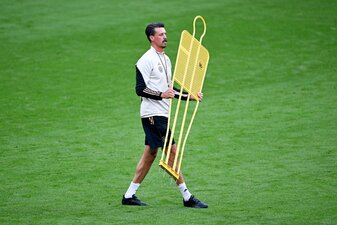 Sandro Wagner wird Co-Trainer bei der deutschen Fußball-Nationalmannschaft. Sandro Wagner wird Co-Trainer bei der deutschen Fußball-Nationalmannschaft.