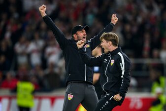 Stuttgarts Trainer Sebastian Hoeneß (l) jubelt nach dem Tor zum 3:1 mit Co-Trainer David Krecidlo (r). Stuttgarts Trainer Sebastian Hoeneß (l) jubelt nach dem Tor zum 3:1 mit Co-Trainer David Krecidlo (r).