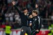 Stuttgarts Trainer Sebastian Hoeneß (l) jubelt nach dem Tor zum 3:1 mit Co-Trainer David Krecidlo (r).