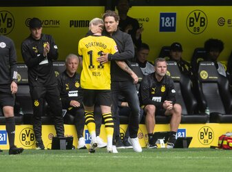 Zufrieden nach dem Sieg gegen Wolfsburg: Dortmunds Marco Reus (vorne) bei seiner Auswechslung mit BVB-Coach Edin Terzic. Zufrieden nach dem Sieg gegen Wolfsburg: Dortmunds Marco Reus (vorne) bei seiner Auswechslung mit BVB-Coach Edin Terzic.