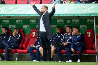 Bleibt trotz der Niederlage in Augsburg Mainzer Trainer: Bo Svensson. Bleibt trotz der Niederlage in Augsburg Mainzer Trainer: Bo Svensson.