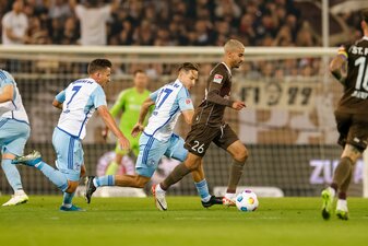 Elias Saad (r) vom FC St. Pauli und Cedric Brunner vom FC Schalke 04 kämpfen um den Ball. Elias Saad (r) vom FC St. Pauli und Cedric Brunner vom FC Schalke 04 kämpfen um den Ball.