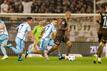 Elias Saad (r) vom FC St. Pauli und Cedric Brunner vom FC Schalke 04 kämpfen um den Ball.