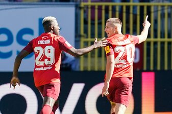 Tobias Raschl (r) bejubelt mit Richmond Tachie den Treffer zum 1:0 für Kaiserslautern. Tobias Raschl (r) bejubelt mit Richmond Tachie den Treffer zum 1:0 für Kaiserslautern.