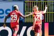 Tobias Raschl (r) bejubelt mit Richmond Tachie den Treffer zum 1:0 für Kaiserslautern.