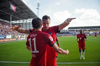 Fabian Reese (l) jubelt nach seinem Last-Minute-Elfmeter zum 3:2 für die Berliner. Fabian Reese (l) jubelt nach seinem Last-Minute-Elfmeter zum 3:2 für die Berliner.
