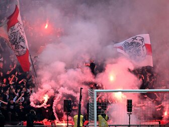Pyro und Fackeln: Ajax-Fans sorgen für Spielabbruch Pyro und Fackeln: Ajax-Fans sorgen für Spielabbruch
