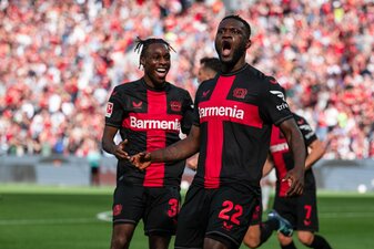 Doppelpacker Victor Boniface (r) und Jeremie Frimpong jubeln nach dem Treffer zur 1:0 Führung. Doppelpacker Victor Boniface (r) und Jeremie Frimpong jubeln nach dem Treffer zur 1:0 Führung.