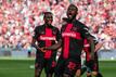 Doppelpacker Victor Boniface (r) und Jeremie Frimpong jubeln nach dem Treffer zur 1:0 Führung.