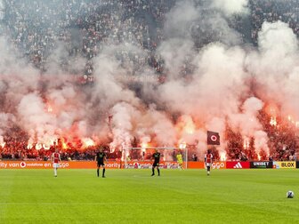 Nach Abbruch: Ajax-Feyenoord wird ohne Fans fortgesetzt Nach Abbruch: Ajax-Feyenoord wird ohne Fans fortgesetzt