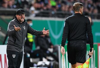 Münsters Trainer Sascha Hildmann (l) hätte lieber im August gegen den FC Bayern gespielt. Münsters Trainer Sascha Hildmann (l) hätte lieber im August gegen den FC Bayern gespielt.
