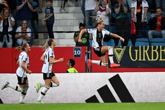 Giulia Gwinn (r) bejubelt ihr Tor zum 2:0. Giulia Gwinn (r) bejubelt ihr Tor zum 2:0.