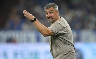 Thomas Reis gibt seinen Spielern Anweisungen. Aktuell steht sein Spielsystem aber in der Kritik. Foto von: Stuart Franklin/Getty Images Thomas Reis gibt seinen Spielern Anweisungen. Aktuell steht sein Spielsystem aber in der Kritik. Foto von: Stuart Franklin/Getty Images