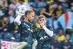 Leipzigs Timo Werner (r) und Torwart Peter Gulacsi unterhalten.