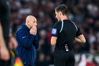 Zwiegespräch: Darmstadt-Trainer Torsten Lieberknecht (l) und Schiedsrichter Matthias Jöllenbeck. Zwiegespräch: Darmstadt-Trainer Torsten Lieberknecht (l) und Schiedsrichter Matthias Jöllenbeck.