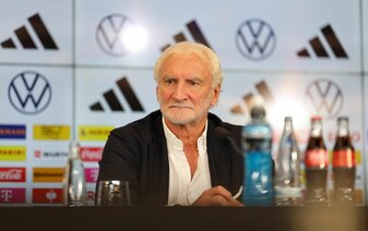 DFB-Sportdirektor Rudi Völler gibt zu, dass sein Job als Interims-Teamchef anstrengend war. DFB-Sportdirektor Rudi Völler gibt zu, dass sein Job als Interims-Teamchef anstrengend war.