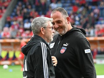 Union-Coach Urs Fischer (vorn) und sein Heidenheimer Gegenüber Frank Schmidt. Union-Coach Urs Fischer (vorn) und sein Heidenheimer Gegenüber Frank Schmidt.