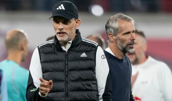 Bayern-Trainer Thomas Tuchel (l) sieht in der Bundesliga-Saison einen Mehrkampf um die Meisterschaft. Bayern-Trainer Thomas Tuchel (l) sieht in der Bundesliga-Saison einen Mehrkampf um die Meisterschaft.