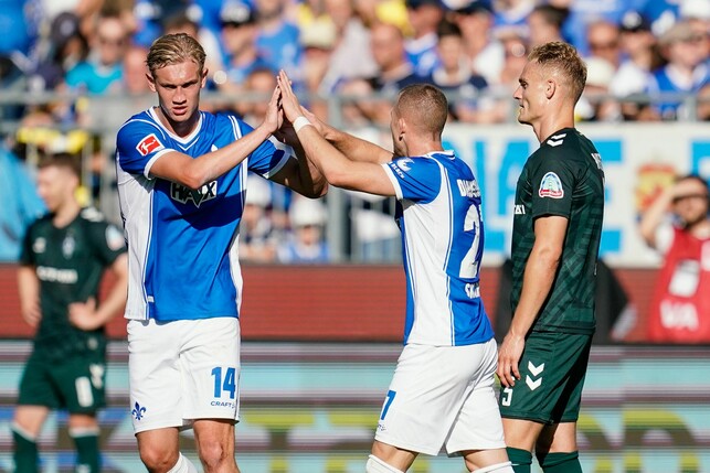 Tim Skarke (M) feiert mit Christoph Klarer (l) den ersten Darmstädter Saisonsieg.